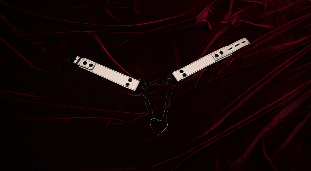 White Leather Locking Martingale Collar image 3